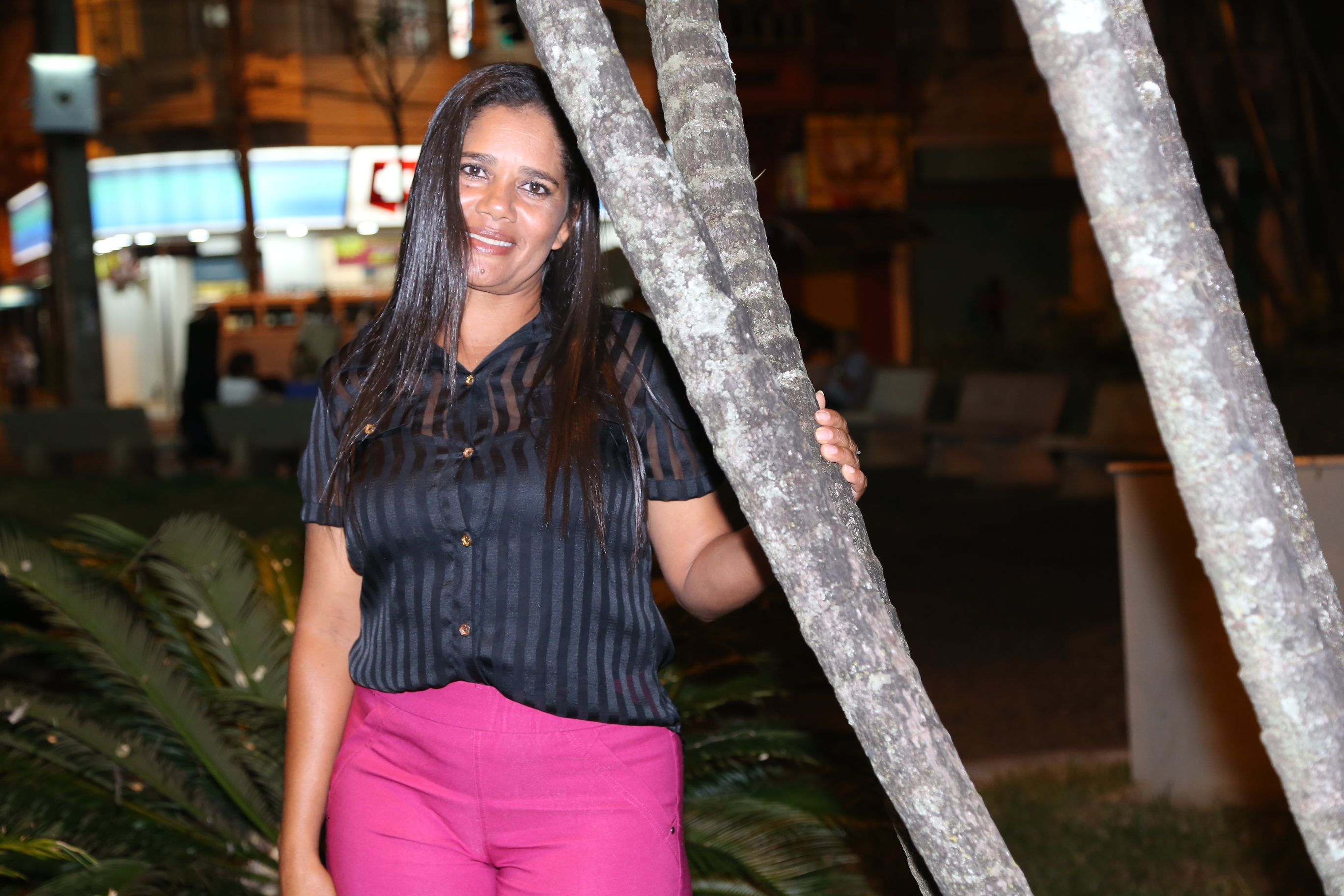 Para Márcia, que atua como cuidadora há cinco anos, aptidão é um requisito básico para permanecer na profissão (Foto: Ricardo Fernandes)
